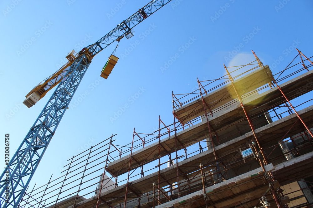 Lavori in corso nel cantiere edile in estate - costruire Lavori in corso nel cantiere edile in estate - costruire