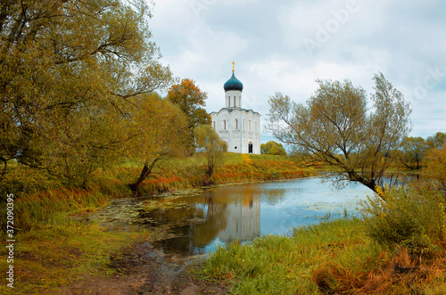 Obraz na płótnie Church of the Intercession on the Nerl. Autumn landscape. White stone temple in the Vladimir region, Russia w salonie