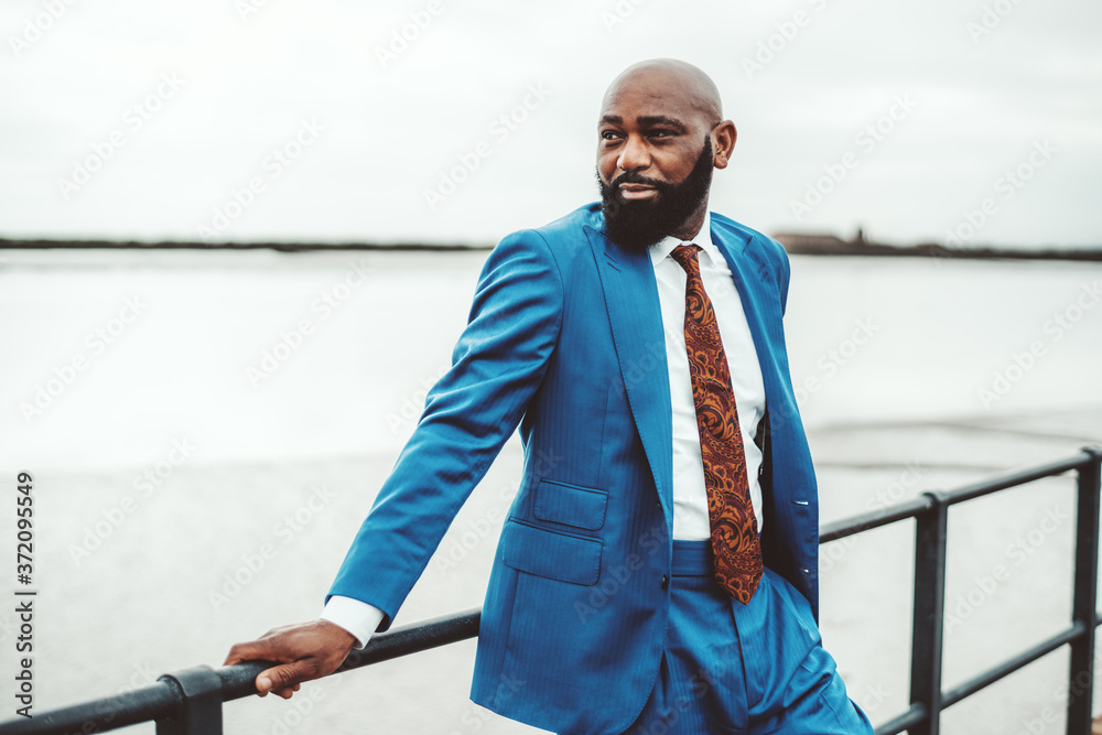 Robust Guy Foto de A handsome robust bald mature black guy with a beard and in an ...