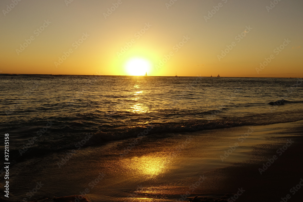 ワイキキビーチに沈む夕日