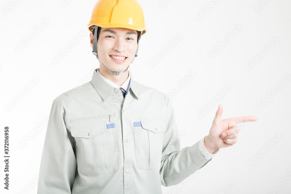 指差しをする男性作業員