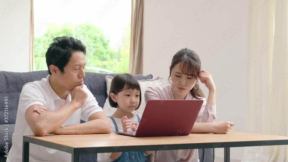 リビングでパソコンを使う親子 リビングでパソコンを使う親子