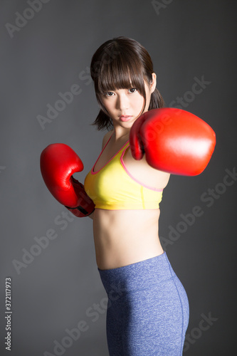 ボクシングをする女性 © Paylessimages