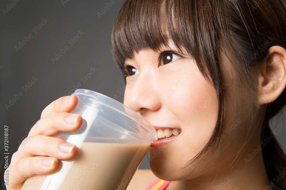 プロテインを飲む女性