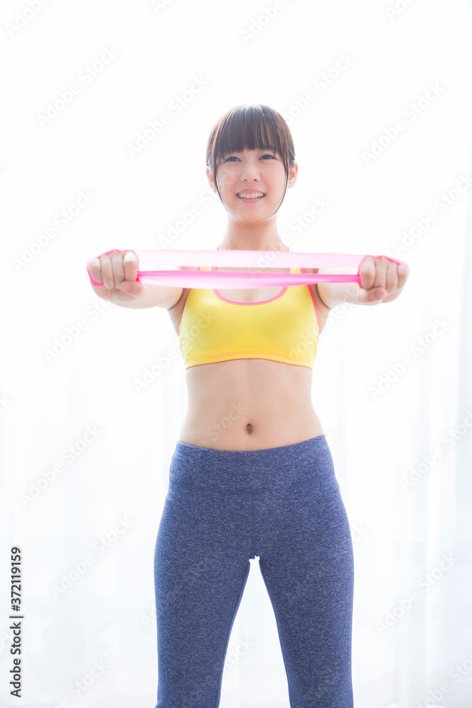ゴムバンドでトレーニングする女性 ゴムバンドでトレーニングする女性