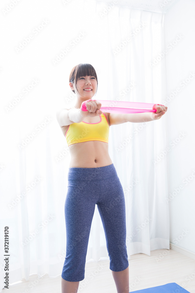 ゴムバンドでトレーニングする女性 ゴムバンドでトレーニングする女性