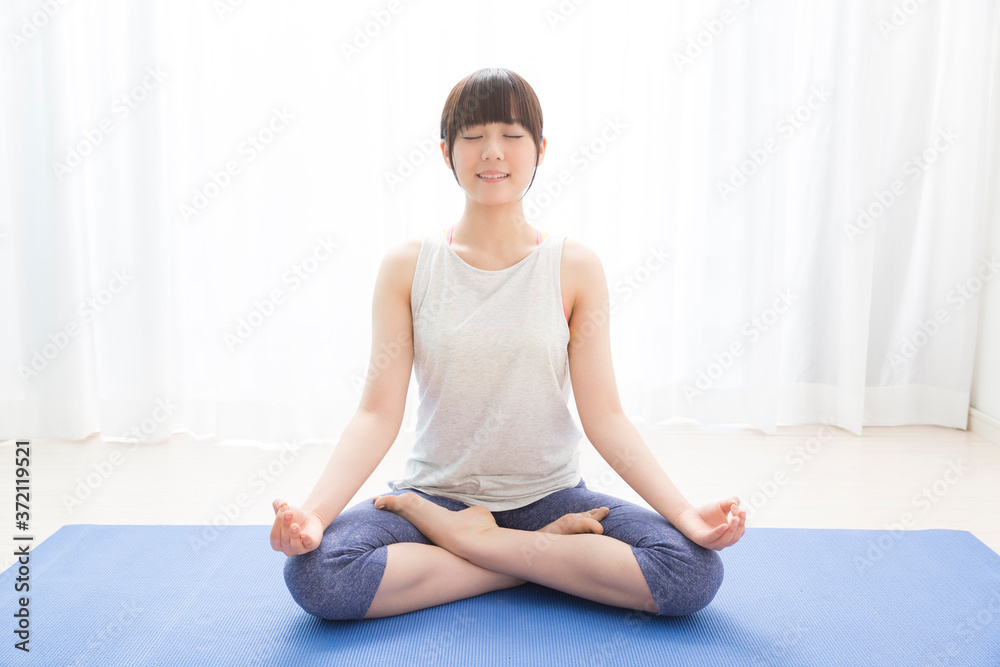 ヨガをする女性 ヨガをする女性