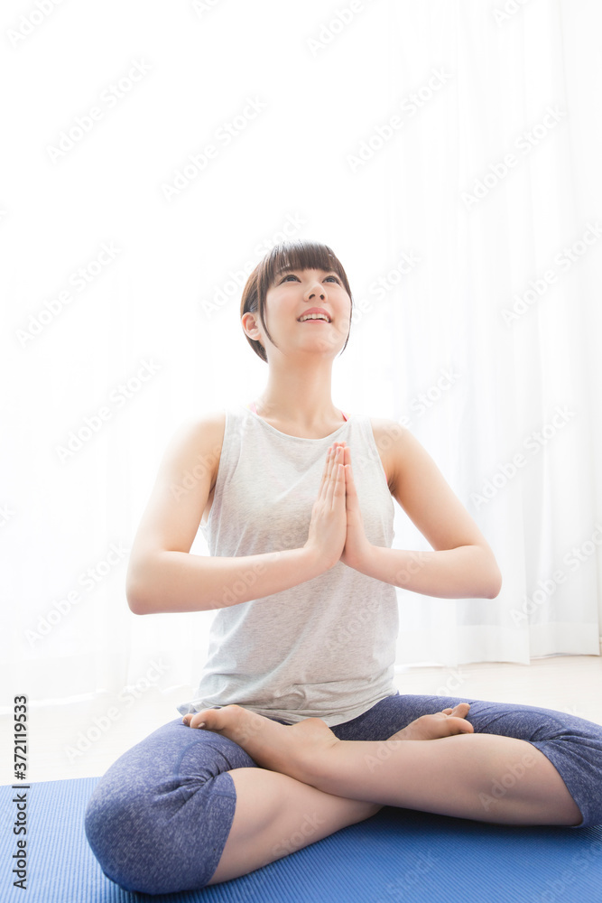 ヨガをする女性 ヨガをする女性