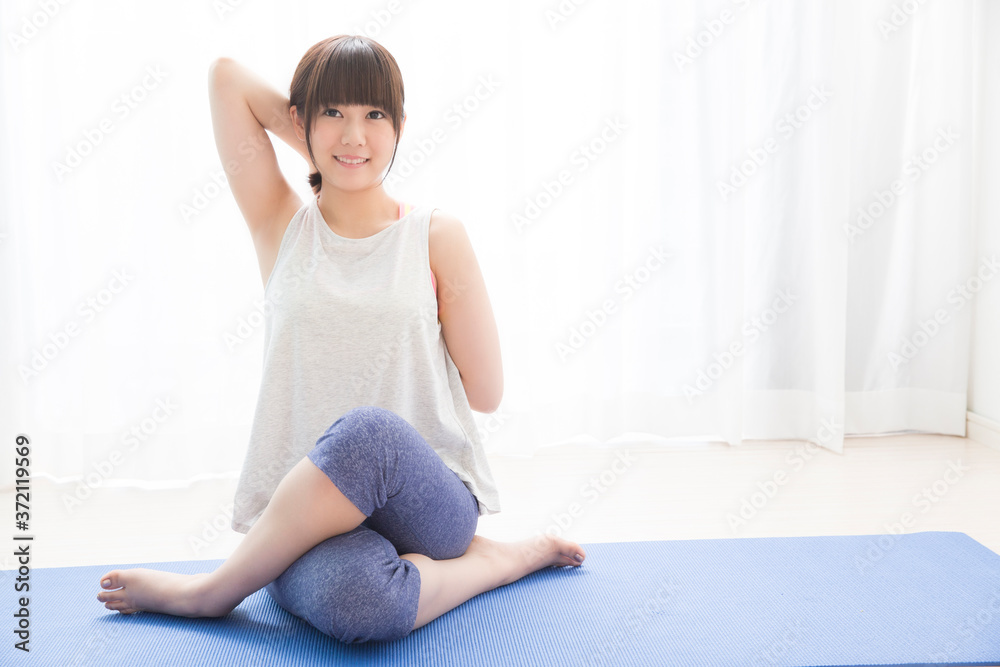 ヨガをする女性 ヨガをする女性