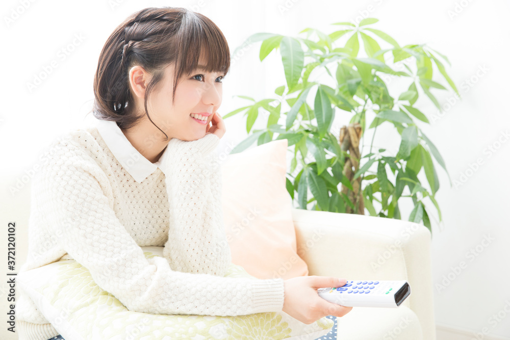 テレビを見る女性 テレビを見る女性