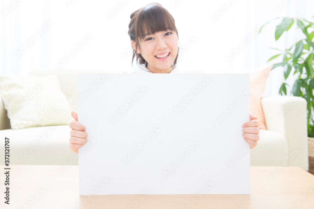 メッセージボードを持つ女性 メッセージボードを持つ女性