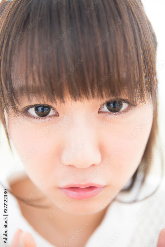 見つめる女性 見つめる女性