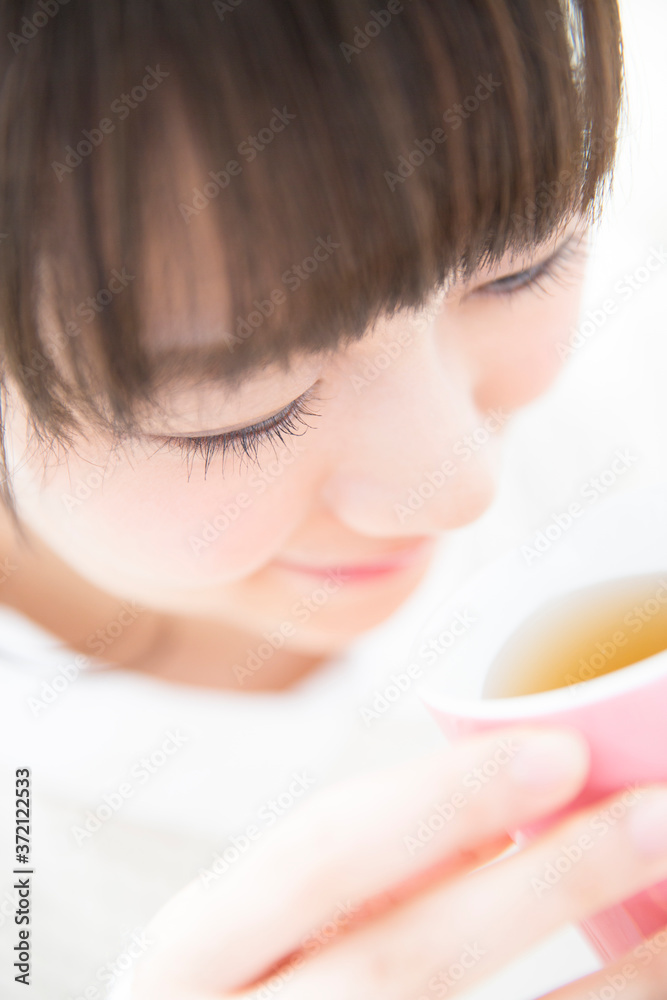 お茶を飲む女性 お茶を飲む女性