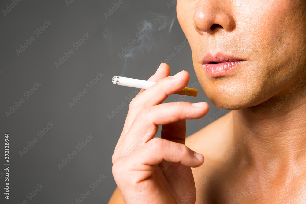 Obraz premium タバコを吸う男性
