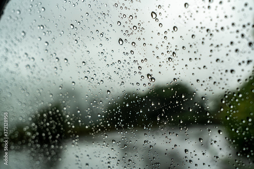 【雨の日イメージ】車についた雨粒