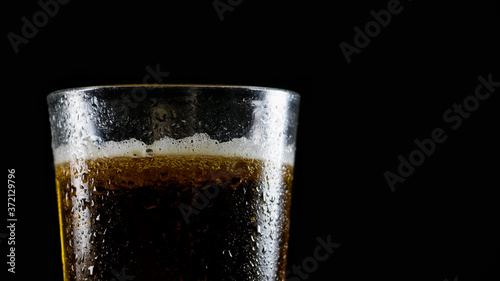 Wallpaper Mural Vaso de cerveza en fondo negro Torontodigital.ca
