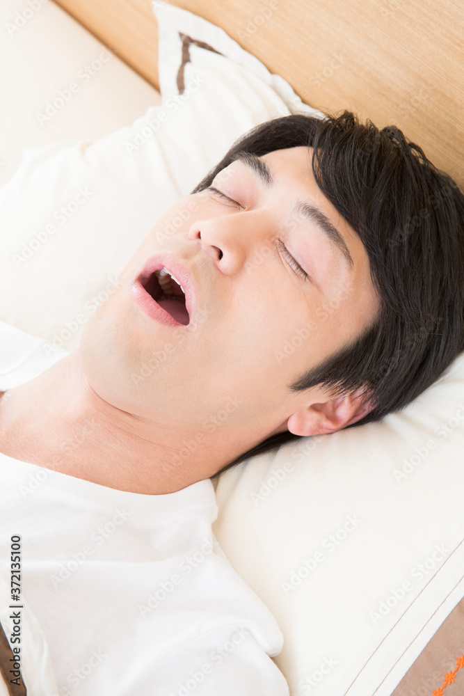 眠る男性 眠る男性