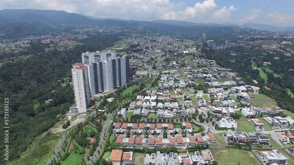 Detalle aéreo sobre Cumbres de Santa Fe un lujoso desarrollo de vivienda al poniente de la Ciudad de México