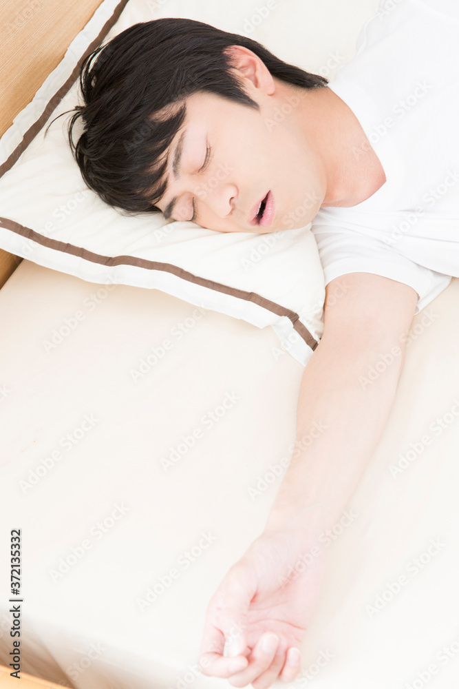 寝相が悪い男性
