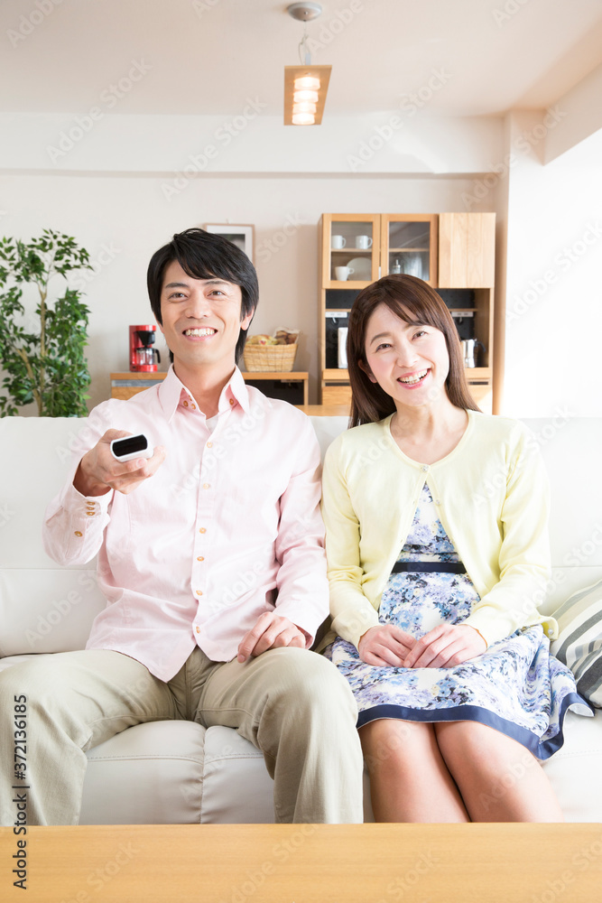 テレビを見る夫婦 テレビを見る夫婦