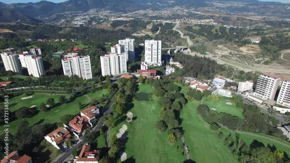 Vista aérea panorámica del Lomas Country Club, un club de golf ubicado en Naucalpan, Estado de México.