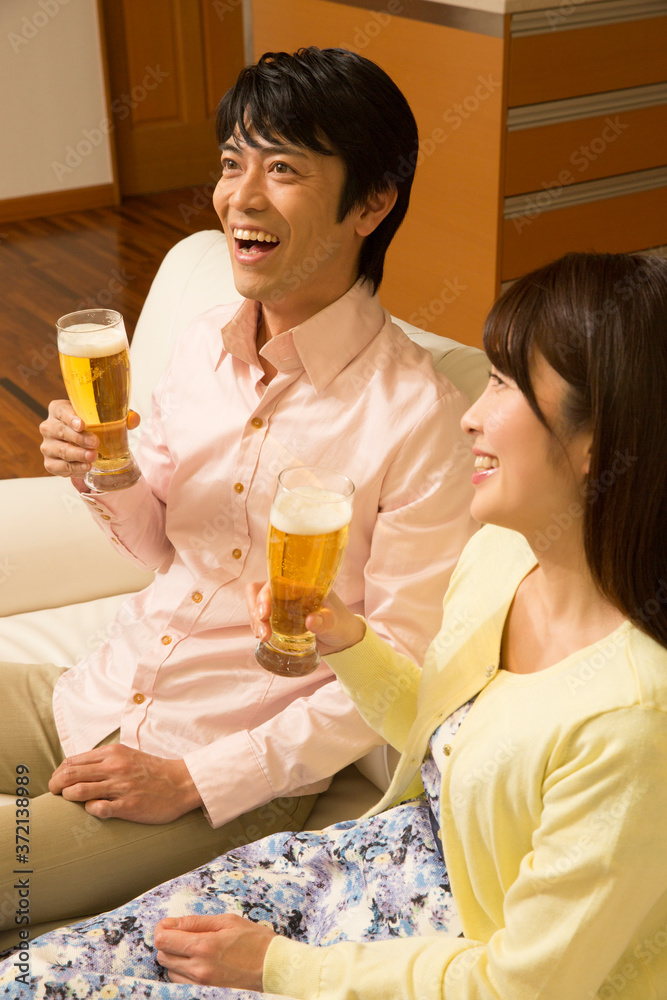 ビールを飲む夫婦