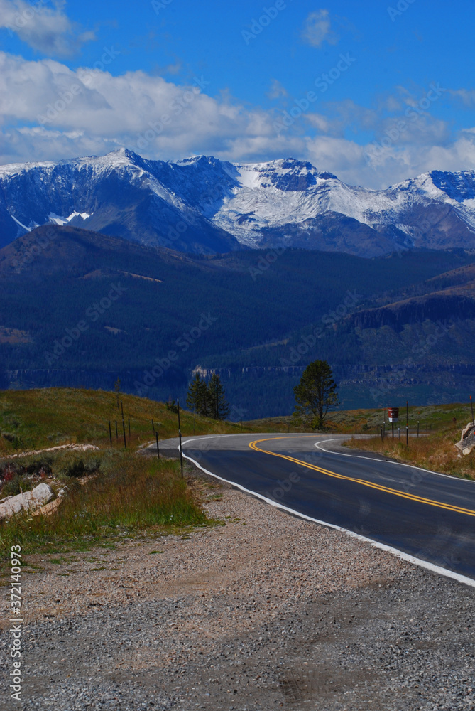Naklejka premium mountain road in the mountains Beartooth Highway