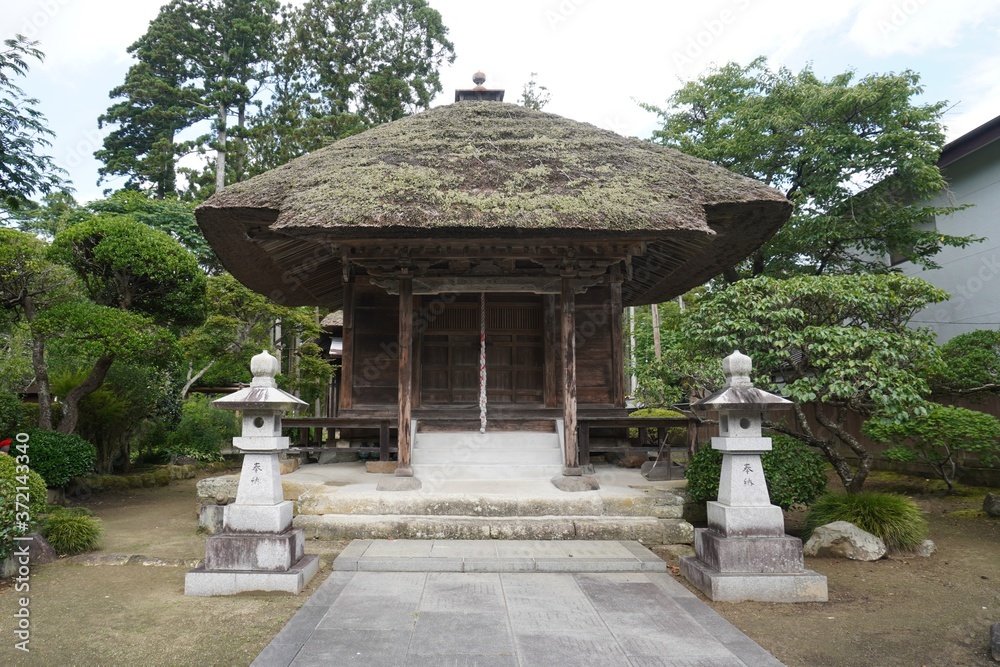 茅葺き屋根のお堂、宮城県松島三聖堂/Japanese old thatched roof temple 茅葺き屋根のお堂、宮城県松島三聖堂/Japanese old thatched roof temple