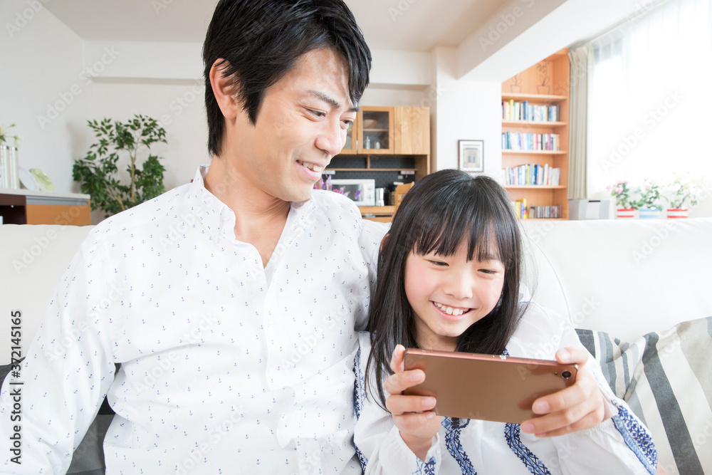 スマホを見る親子 スマホを見る親子