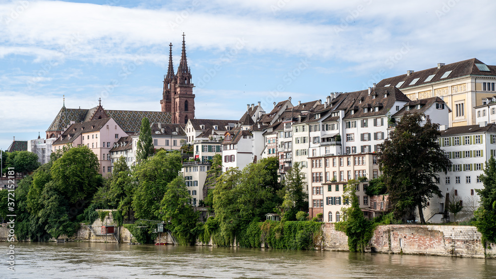Blick zur Altstadt von Basel von der Mittleren Brücke über den Rhein, Basel, Schweiz