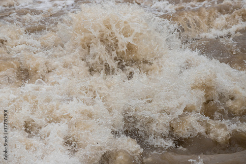 夏の豪雨で氾濫している川の様子 © zheng qiang