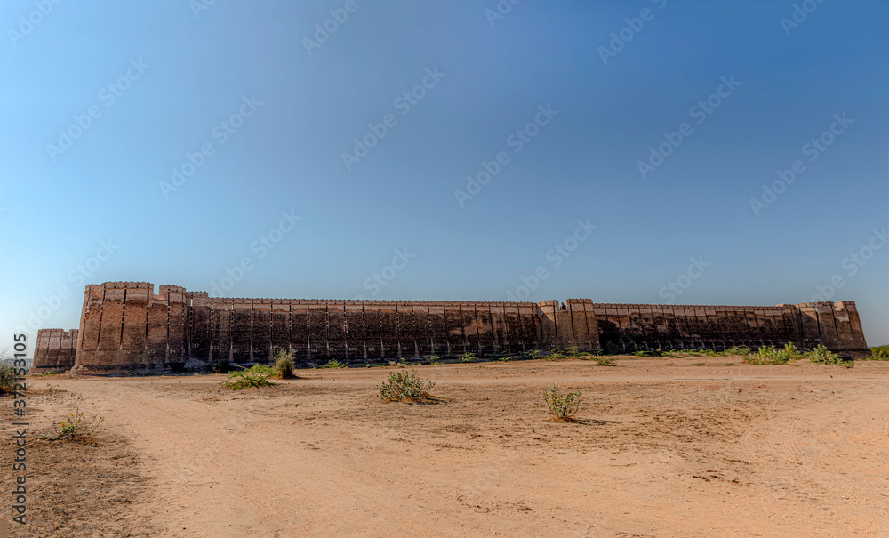 Naukot Fort is a fortification that was established by Mir Karam Ali Khan Talpur in 1814. It is situated in Mithi Taluka, Tharparkar District, 64 km in the south of Mirpur Khas town, Sindh - obrazy, fototapety, plakaty 