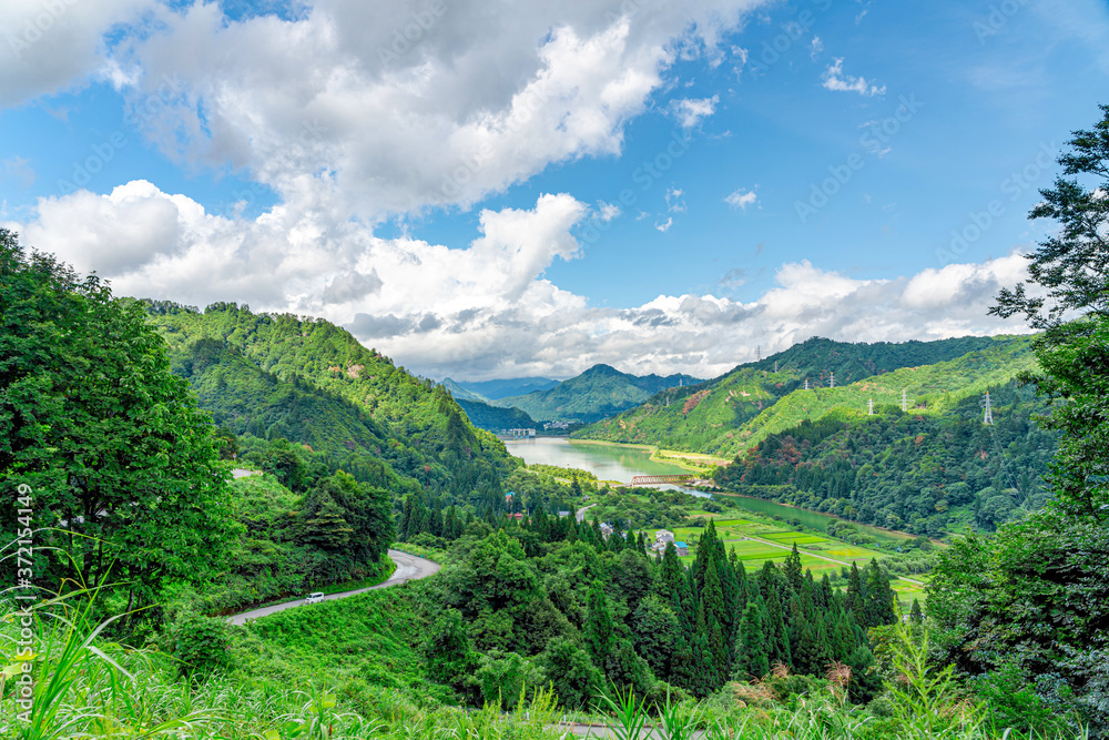 Fototapeta premium 【福島県 会津】山に囲まれた只見湖