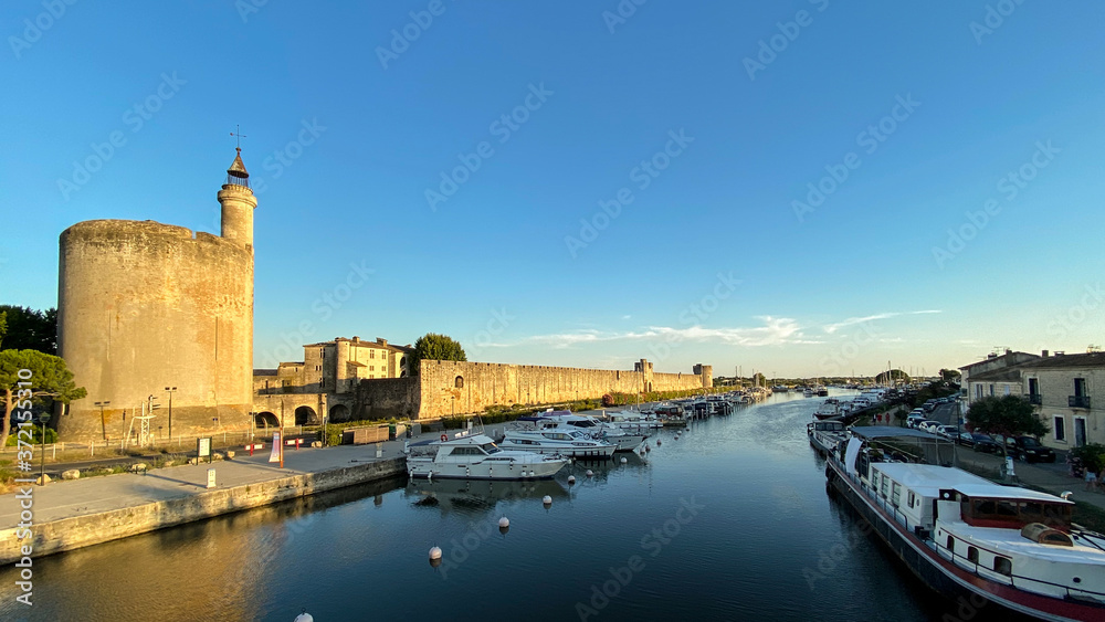 Panorama der Stadtmauer mit Hafen, Aigues-Martes, Occitanien, Frankreich 