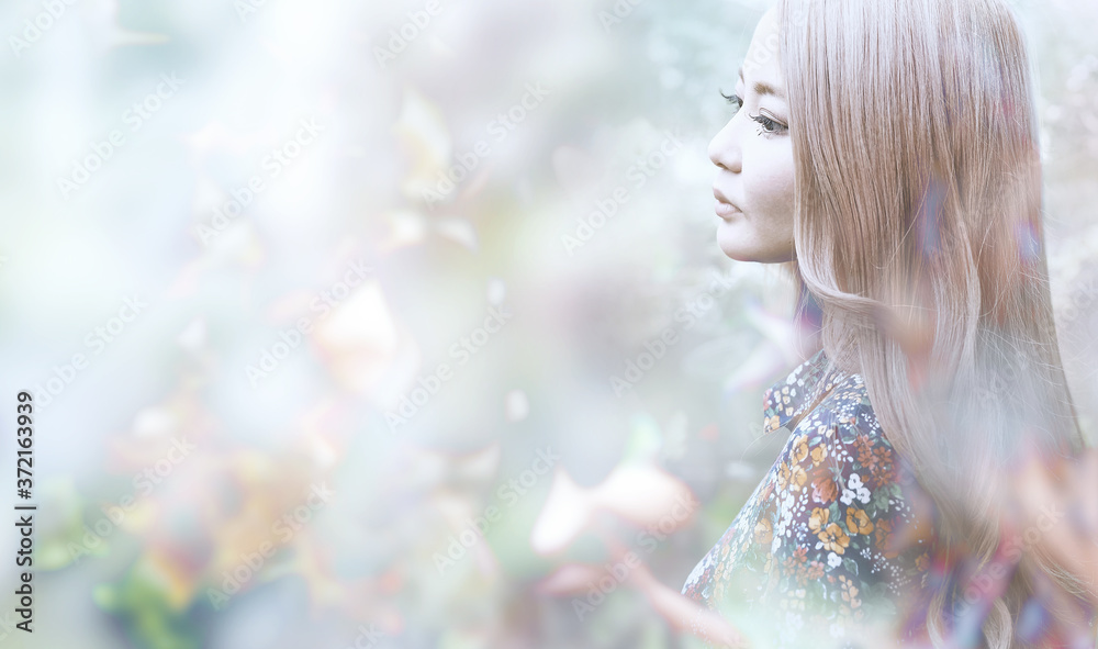 Fototapeta premium パステルカラー背景の女性と花のボタニカルなイメージコラージュ