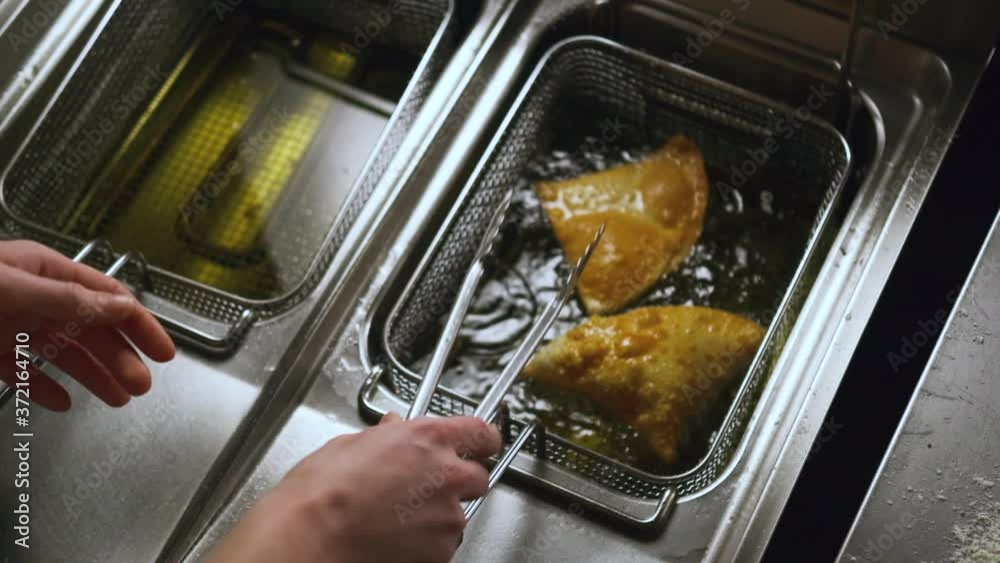 Stockvideon Pasties cheburek with meat fried in sunflower oil, deep fry