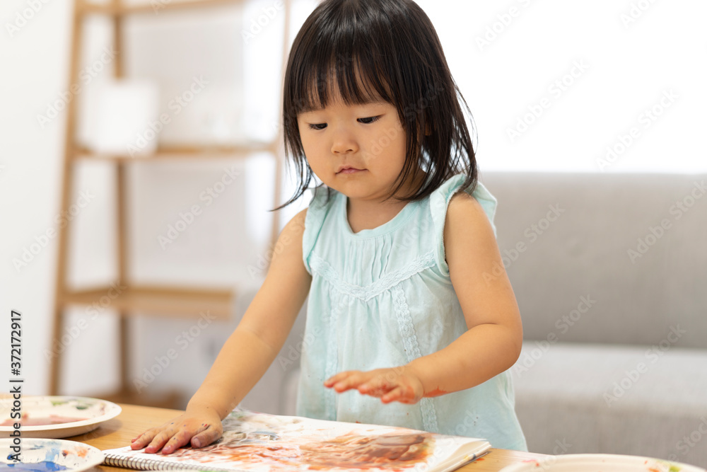 子供のフィンガーペインティング遊び 子供のフィンガーペインティング遊び