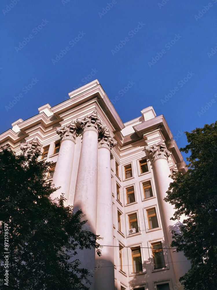 Obraz premium Building with columns, architecture, street photography 