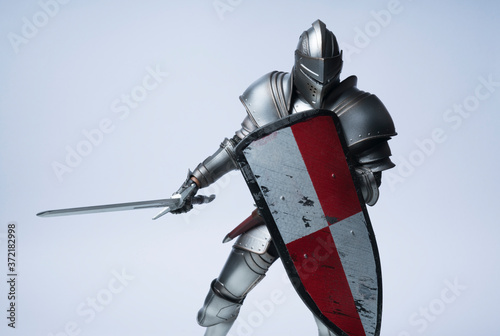 Valokuva knight with sword and shield