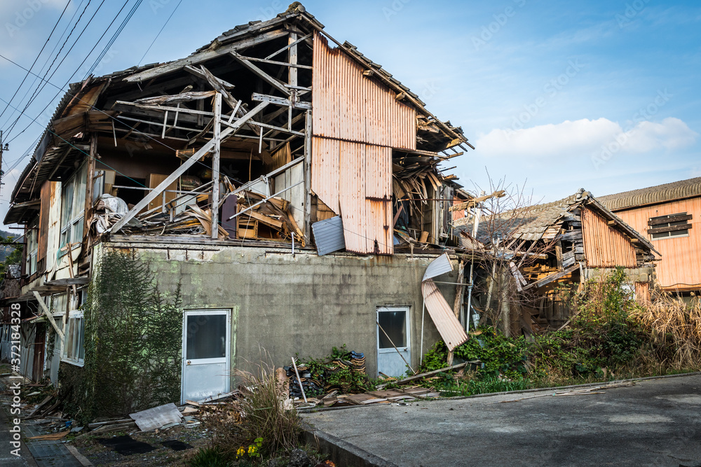 Crumbling Gojiku Houses