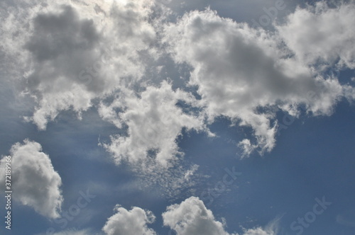 Niebo z chmurami w słoneczny dzień © Natalia