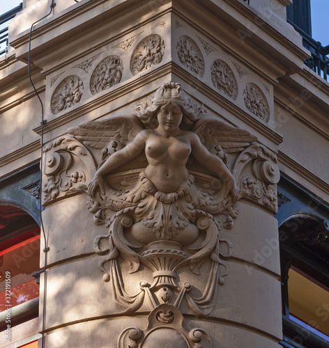 Foto sculpture of a figurehead on the corner of a magnificent building