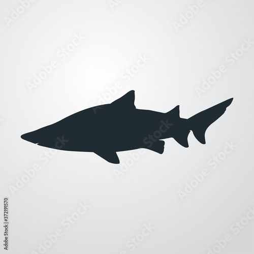 Silueta de tiburón toro en fondo gris