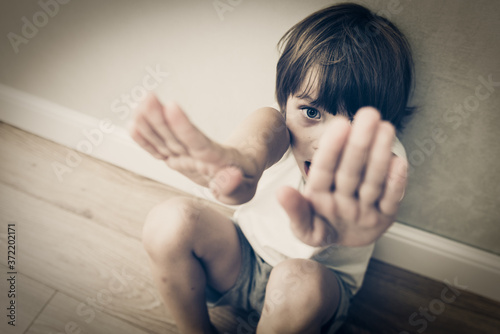 Foto Stop violence and abused children. Traumatized children concept