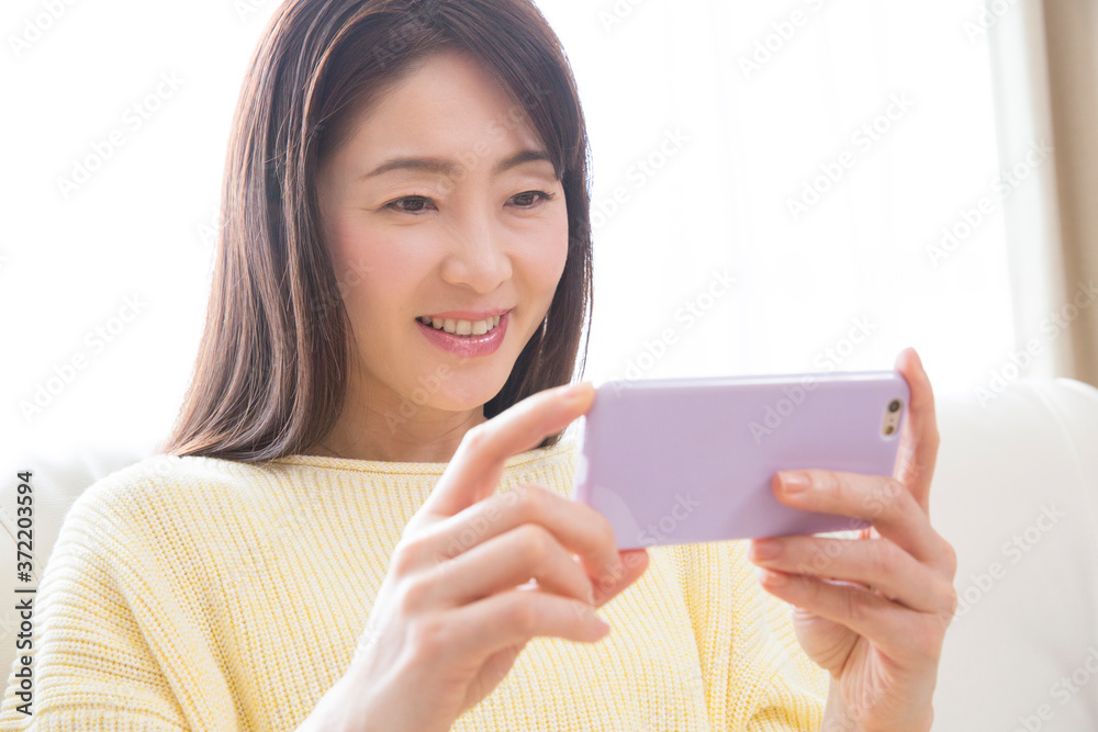 スマホを見る女性 スマホを見る女性