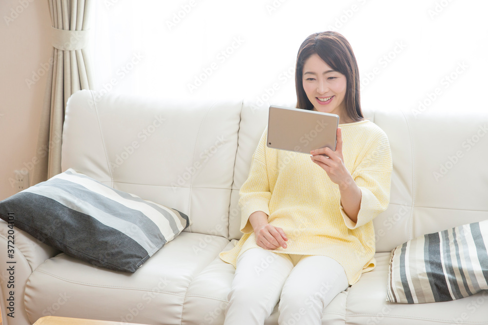 タブレットPCを見る女性 タブレットPCを見る女性