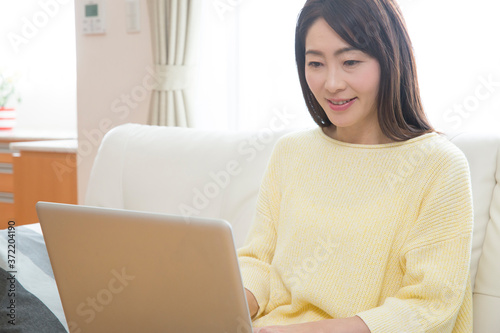 ノートパソコンをする女性