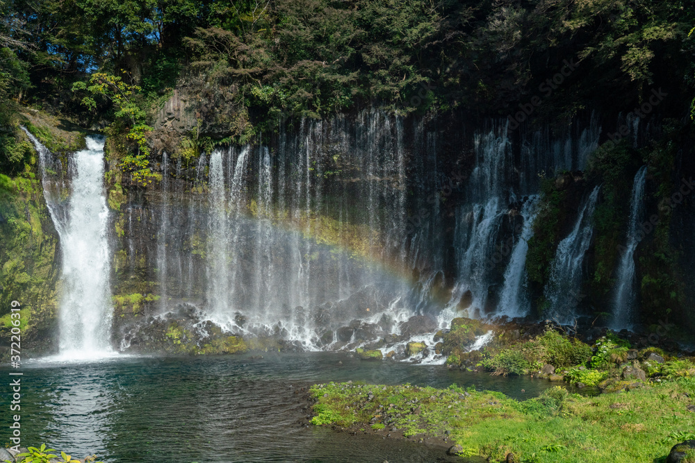 虹のかかった白糸の滝