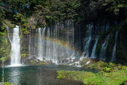 虹のかかった白糸の滝