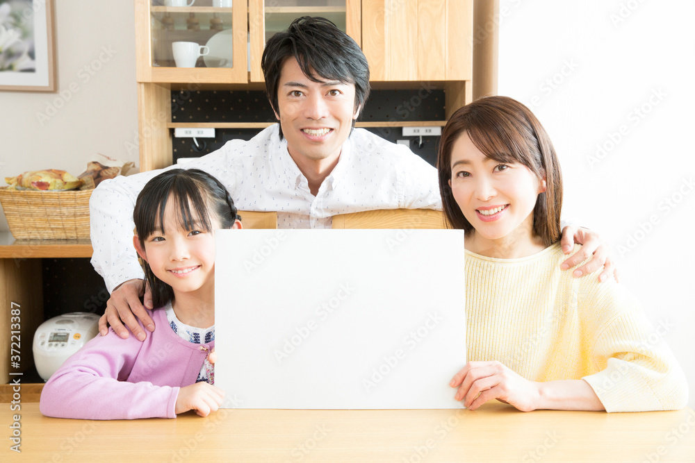 メッセージボードを持つ親子 メッセージボードを持つ親子